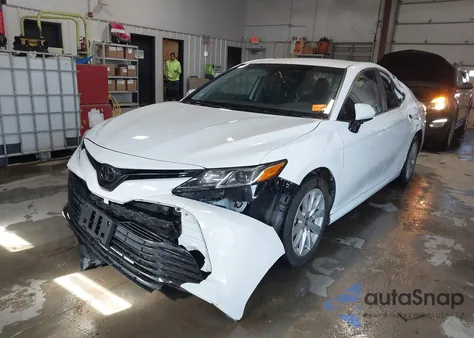 2019 Toyota Camry Le z USA, uszkodzony, nr VIN 4T1B11HK4KU853137